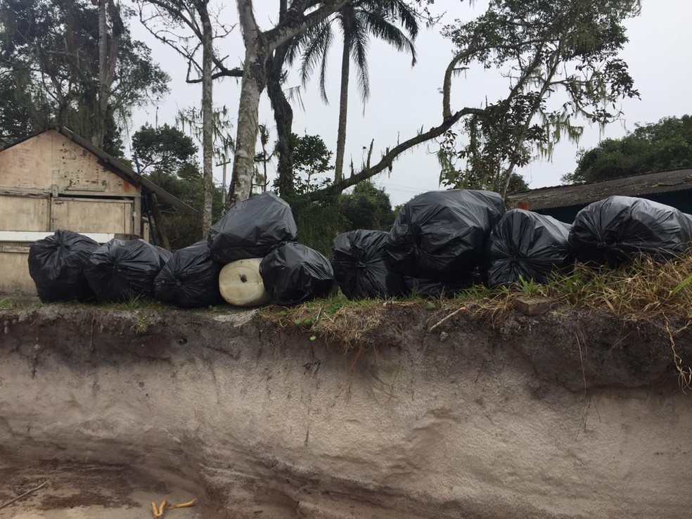 MutirÃ£o da limpeza retira na Ilha do Mel lixo, roupas, ossadas e atÃ© porta de geladeira  â Foto: Arquivo pessoal/JosÃ© Augusto Correia Salles