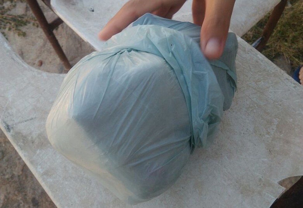 Sacola com celulares é encontrada em colônia penal de Sousa (Foto: Divulgação/ Polícia Militar)