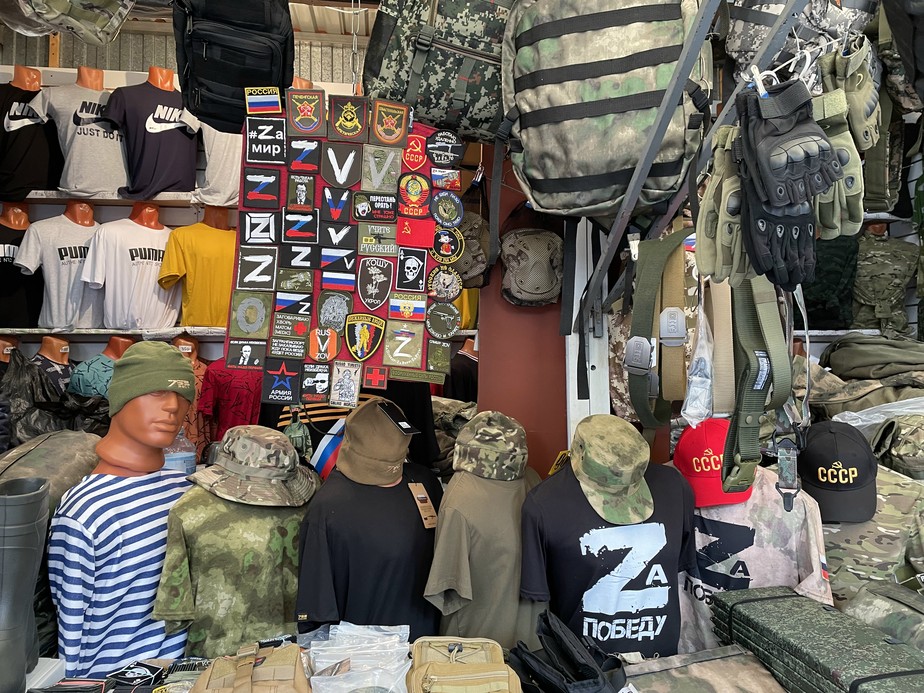 No mercado central de Belgorod, artigos militares em apoio à Rússia são vendidos no comércio