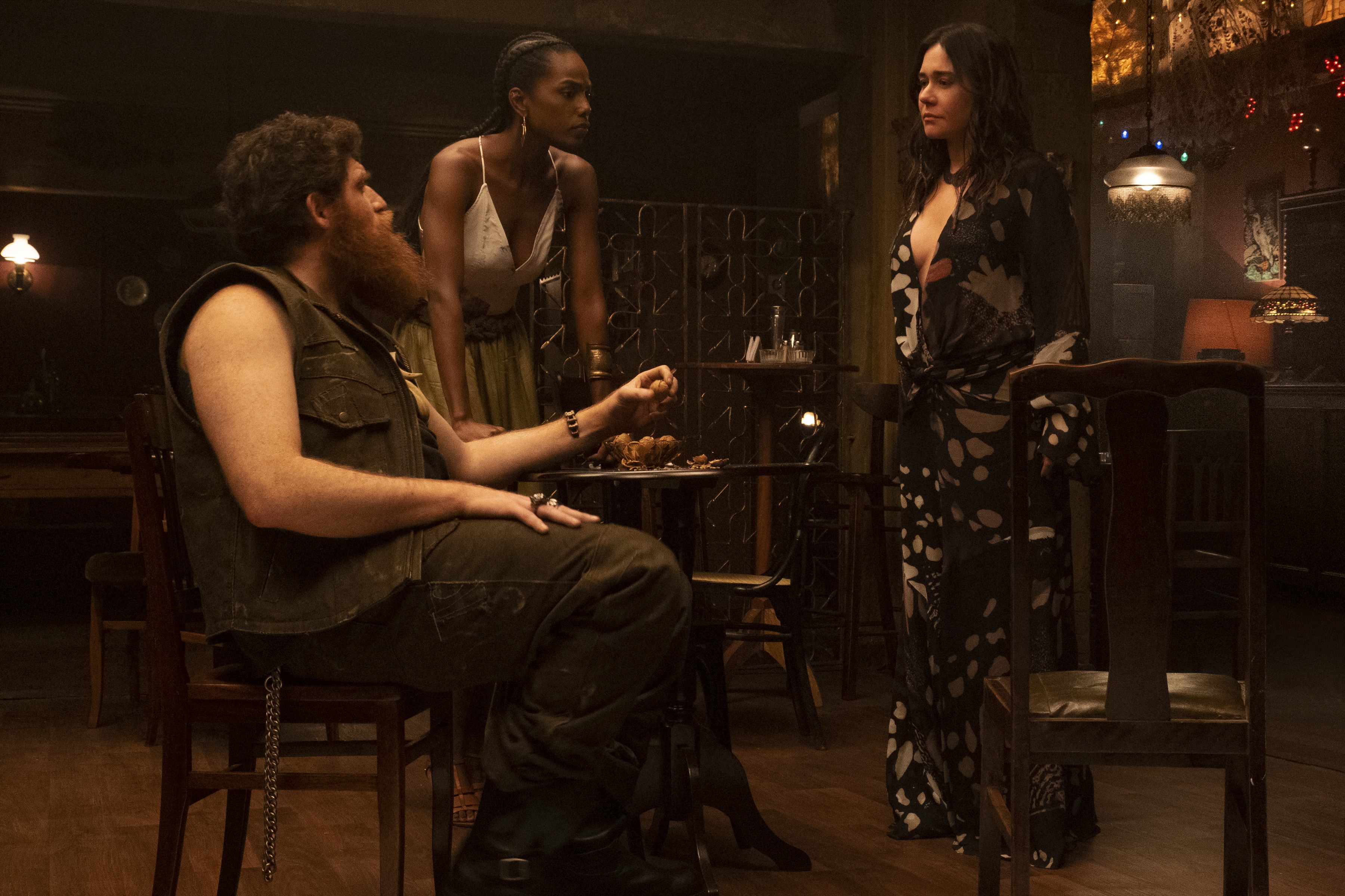INVISIBLE CITY (L-R) JIMMY LONDON as TUTU, JESSICA CORES as CAMILA, and ALESSANDRA NEGRINI as IN (Foto: Cr. ALISSON LOUBACK / NETFLIX )
