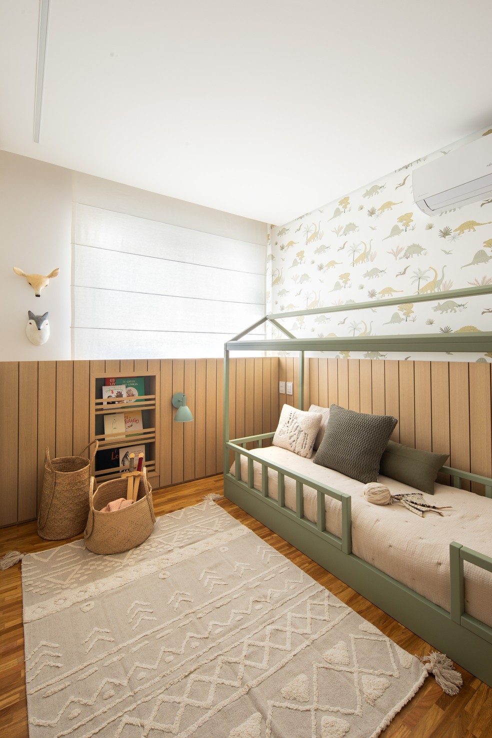 Outro quarto infantil destaca o verde combinado à madeira — Foto: André Mortatti