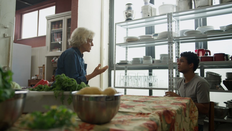 Em 'Um Lugar ao Sol', Ravi (Juan Paiva) procura Lara (Andréia Horta) e diz a Noca (Marieta Severo) que quer que a cozinheira cuide de Francisco — Foto: TV Globo