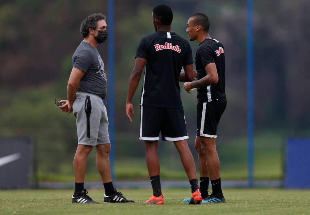 Sandro Orlandelli conversa com jogadores do Bragantino — Foto: Ari Ferreira/Red Bull Bragantino