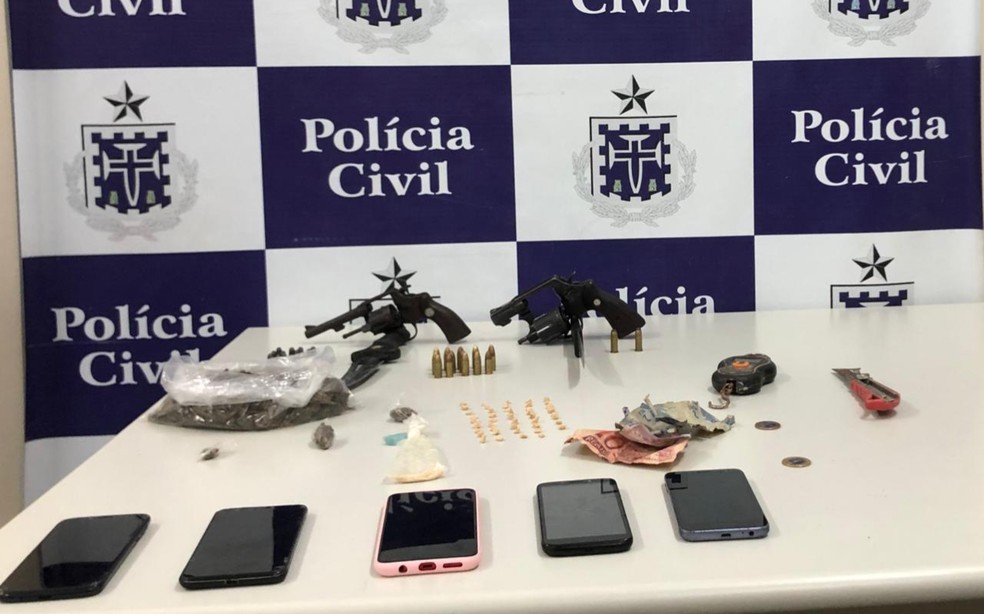 Armas, drogas e munições foram apresentados na Polícia Civil — Foto: Divulgação/SSP