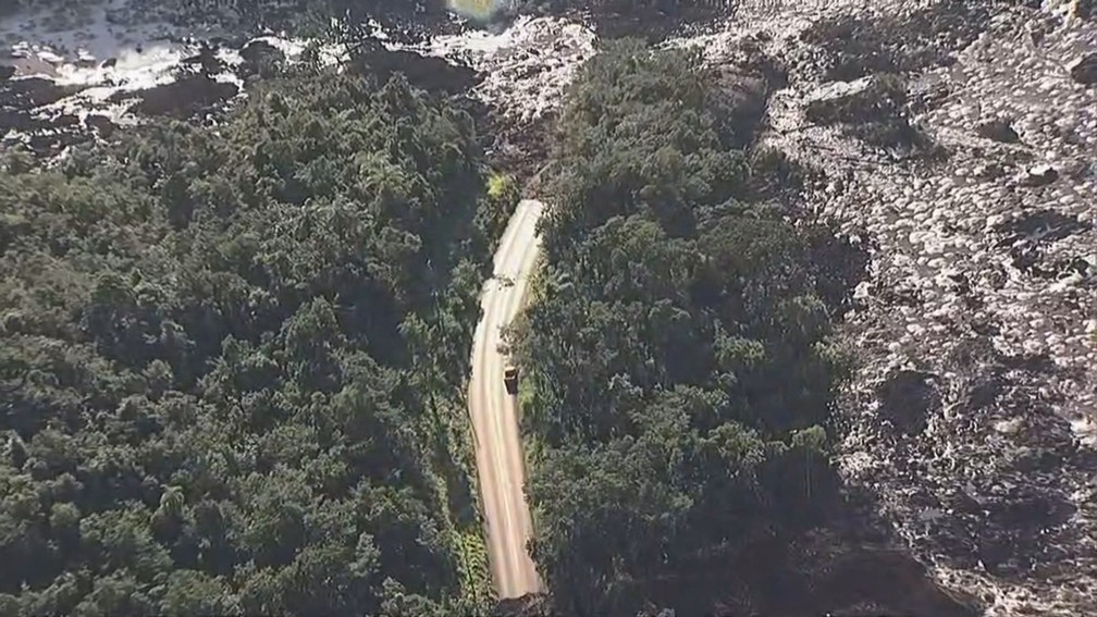 Imagem aérea mostra destruição na região após rompimento de uma barragem da mineradora Vale em Brumadinho. Pontos continuam sem acesso — Foto: Reprodução/TV Globo