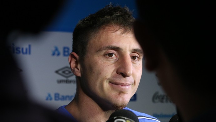 Cebolla estreia com idolatria, elogios e cogita pela 1ª vez ficar mais no Grêmio
