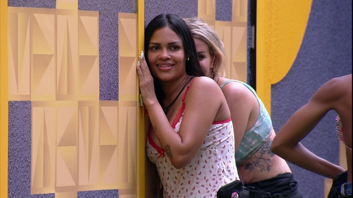 Flayslane pede para Manu, pelo muro: 'Canta para mim ...