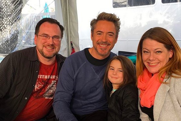 A atriz Lexi Rabe com os pais e o ator Robert Downey Jr (Foto: Instagram)
