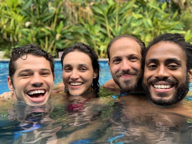 José Loreto, Débora Nascimento e amigos (Foto: Instagram/Reprodução)