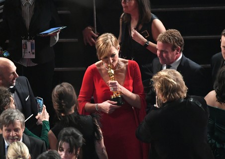 Allison Janney beija a estatueta do Oscar que conquistou na categoria de melhor atriz coadjuvante