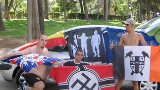 Torcedores do Yomus com bandeiras com símbolos nazistas — Foto: Reprodução