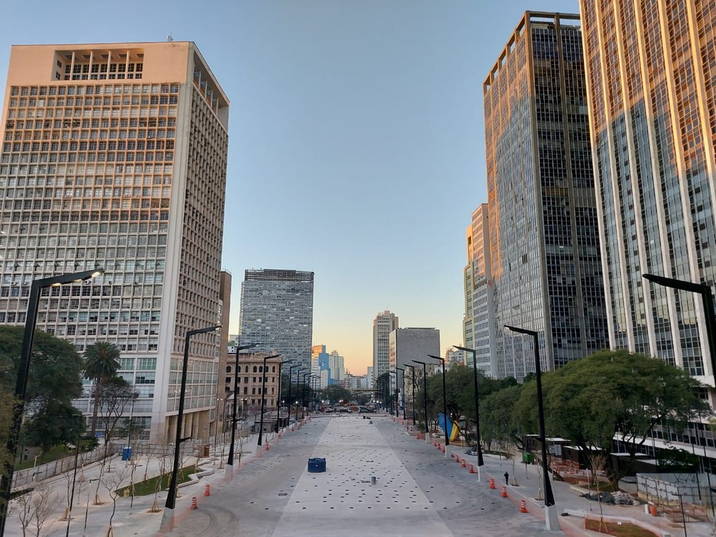 Vista do Vale do Anhangaba&uacute;, no Centro de SP, durante reforma de revitaliza&ccedil;&atilde;o, nesta segunda-feira (6) &mdash; Foto: Rodrigo Rodrigues/G1