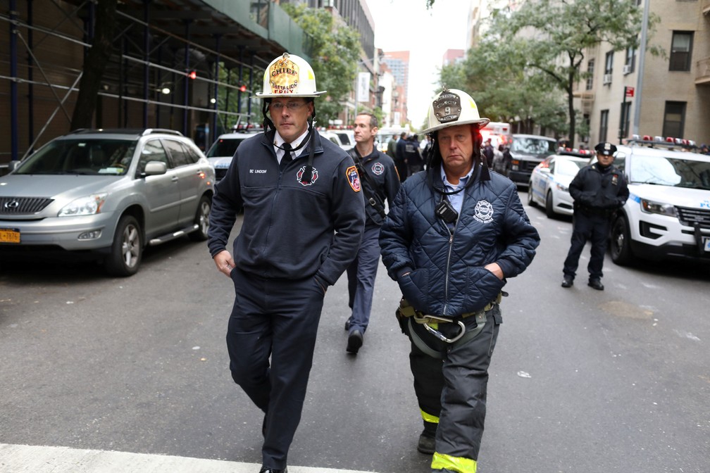 Policiais investigam pacote suspeito em Nova York, na manhã desta sexta-feira (26) — Foto: Mike Segar/ Reuters