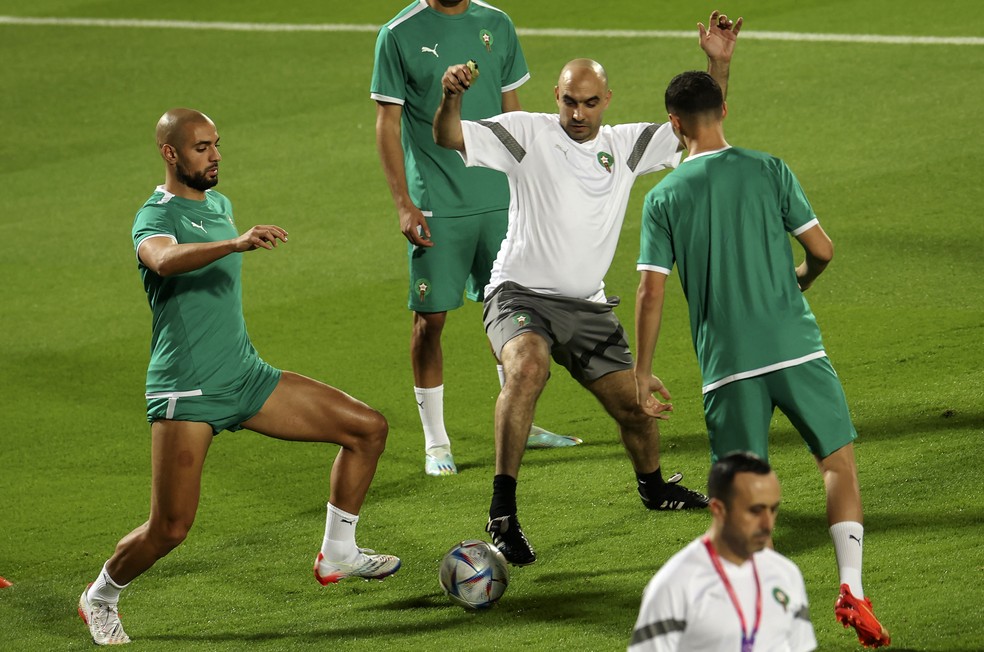 Walid Regragui (de branco), t&eacute;cnico da sele&ccedil;&atilde;o de Marrocos, em treino durante Copa do Mundo do Catar &mdash; Foto: FADEL SENNA / AFP
