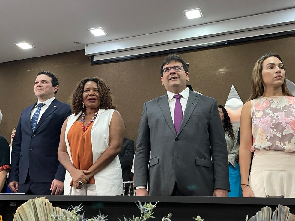 Ministra da Cultura, Margareth Menezes (segunda da esqueda para a direita), em visita ao Piauí.  — Foto: Isabela Leal / g1 