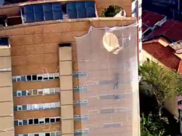 Operário chegou a ficar pendurado por mais de 20 minutos (Foto: GloboNews/Reprodução)