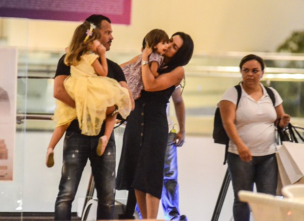 Malvino Salvador passeia com a família no Rio (Foto: Webert Belicio/AgNews)