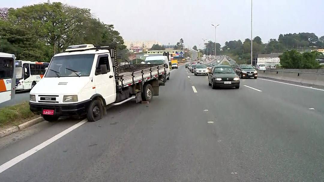 Caminhão tem pneus furados na Rodovia Raposo Tavares, altura do km 24, em Cotia