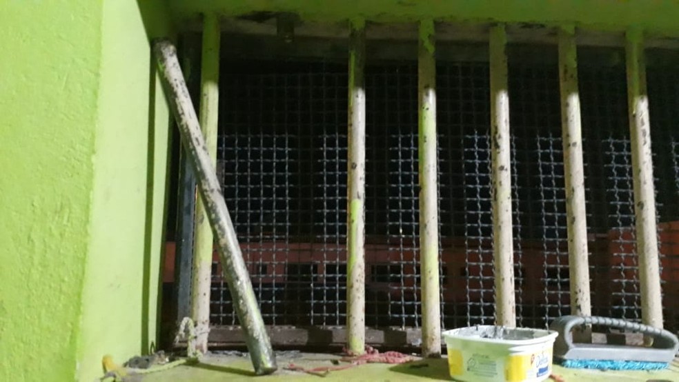 Grades de cela forram serradas â€” Foto: Arquivo pessoal