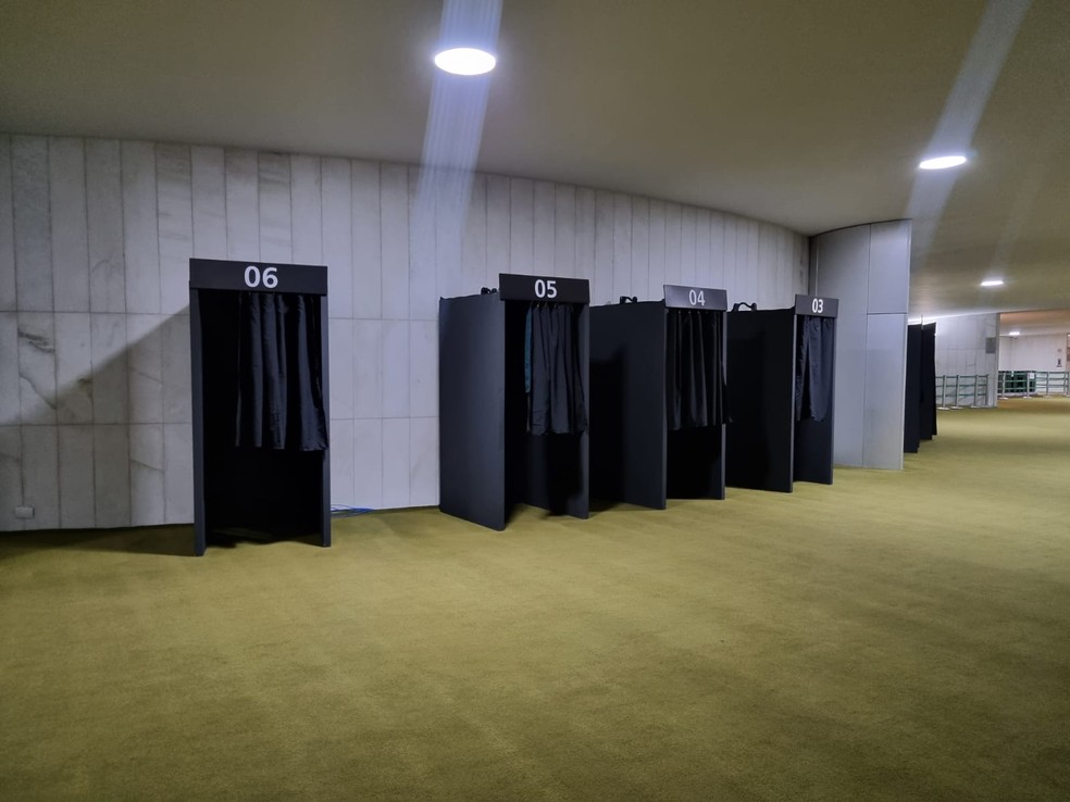 Cabines para votação na eleição da Mesa Diretora da Câmara já foram instaladas no Salão Verde — Foto: Elisa Clavery/TV Globo