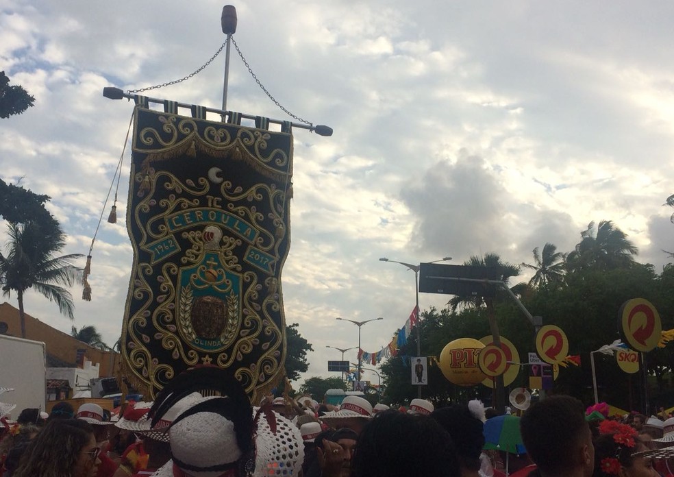 Troça carnavalesca Ceroula desfila pelas ruas de Olinda (Foto: Caíque Batista/G1)