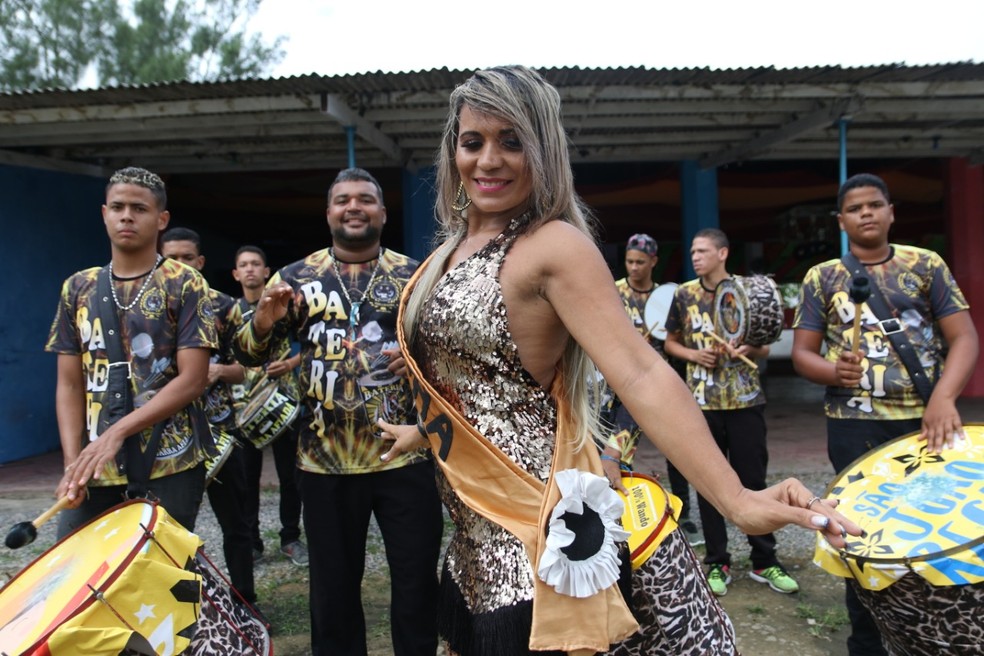 A Escola de Samba Pérola do Samba se apresenta nos polos da Rua da Moeda e do Alto José do Pinho — Foto: Aldo Carneiro/Pernambuco Press