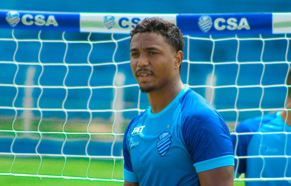 Michel Douglas briga por uma vaga no ataque azulino — Foto: Mac Cavalcante/GloboEsporte.com