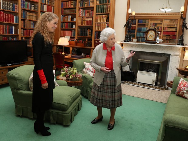 ABERDEEN, SCOTLAND - SEPTEMBER 20: Canadian Governor General Designate Julie Payette meets Queen Elizabeth during a private audience at Balmoral Castle on September 20, 2017 in Aberdeen Scotland. (Photo by Andrew Milligan - WPA Pool/Getty Images) (Foto: Getty Images)