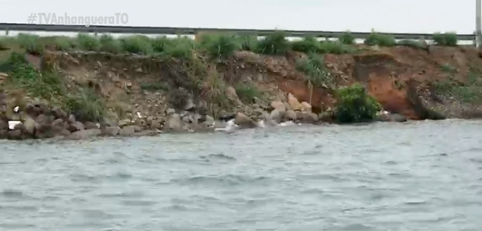 Erosões no aterro da ponte FHC no lago de Palmas — Foto: Reprodução/TV Anhanguera