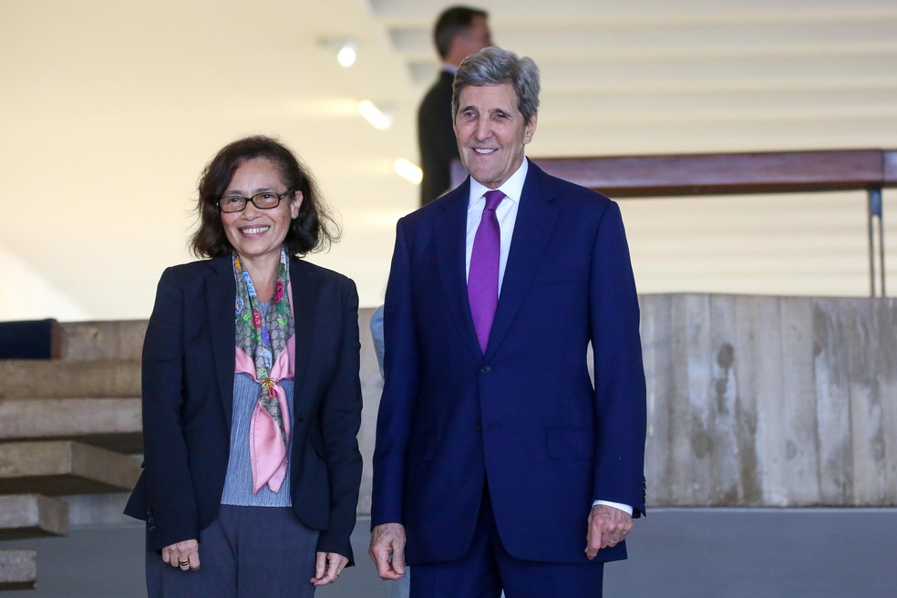 John Kerry, enviado do governo dos Estados Unidos, chega para reunião com a Ministra do Meio Ambiente, Marina Silva, em Brasília (DF), nesta segunda-feira (27), sendo recepcionado pela chanceler interina, Maria Laura da Rocha. — Foto: FáTIMA MEIRA/FUTURA PRESS/FUTURA PRESS/ESTADÃO CONTEÚDO