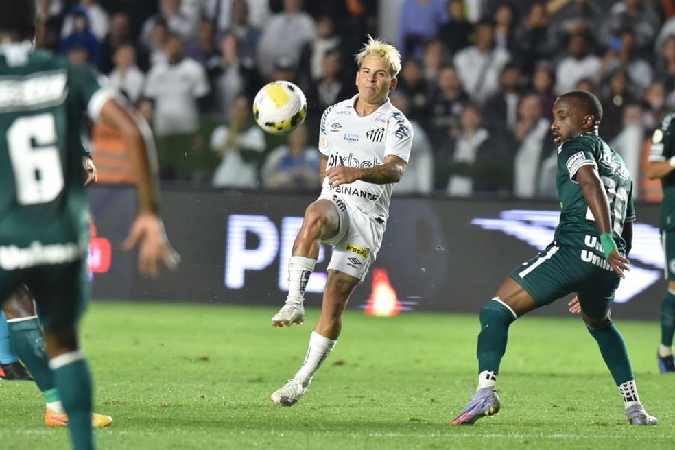 Soteldo durante jogo entre Santos e Goiás pelo Campeonato Brasileiro — Foto: Ivan Storti/Santos FC