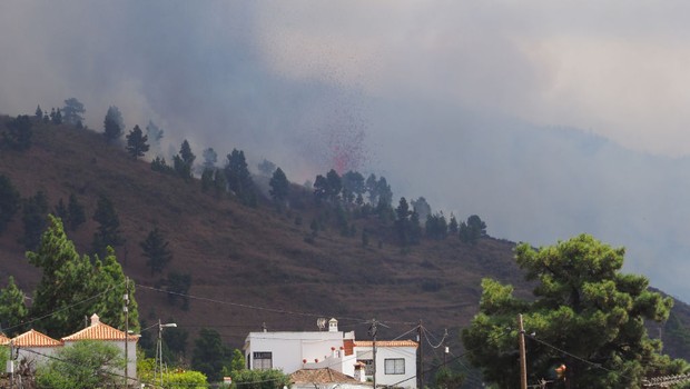 Lava vermelha lançada pelo vulcão La Palma (Foto:  NurPhoto / Getty Images)