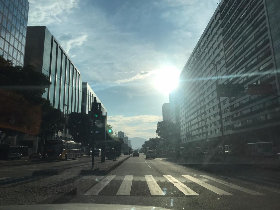 Sol entre nuvens por volta das 16h30 na Avenida Presidente Vargas, Centro do Rio — Foto: Henrique Coelho/ G1 Rio 