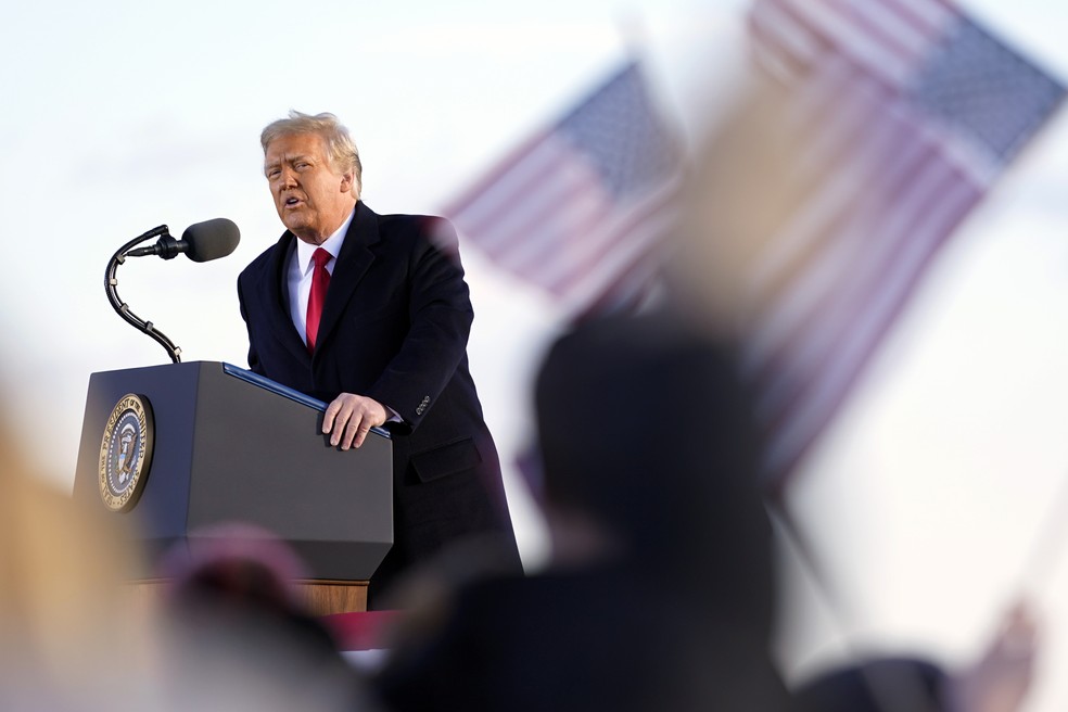 Trump discursa pela última vez como presidente em base aérea de Maryland, próxima a Washington, antes e embarcar para Flórida em 20 de janeiro de 2021 — Foto: Manuel Balce Ceneta/AP