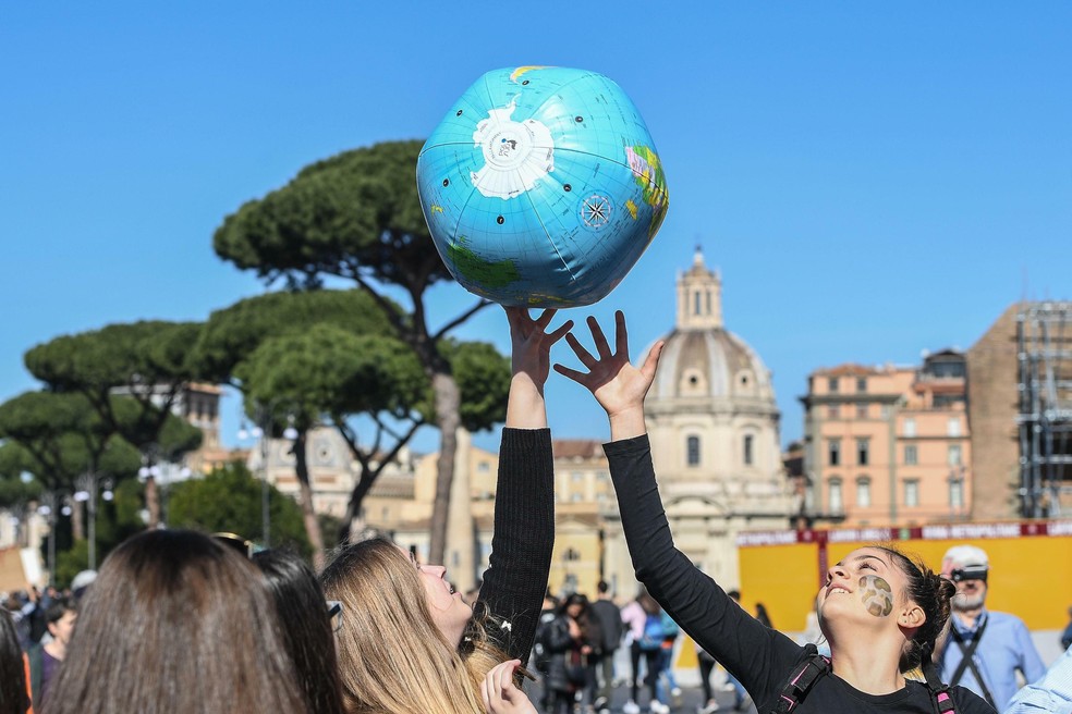 Estudantes protestam em Roma, na ItÃ¡lia, pedindo mais medidas contra as mudanÃ§as climÃ¡ticas em um movimento internacional chamado "Fridays For Future". â Foto: Alessandro Di Meo/ANSA via AP