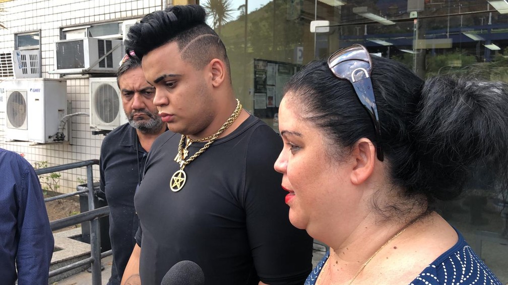 Mc Maylon e a mãe, Jupira, prestaram depoimento sobre a acusação de estupro contra Anderson Leonardo.  — Foto: Henrique Coelho/G1 Rio
