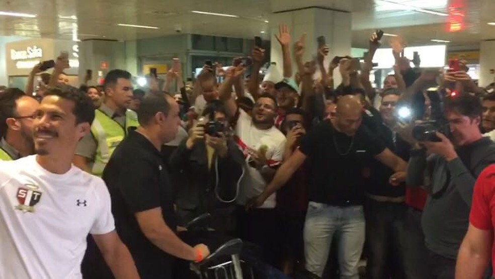 Hernanes registra momento da volta ao Brasil e é recebido pela torcida do São Paulo (Foto: Marcelo Hazan)
