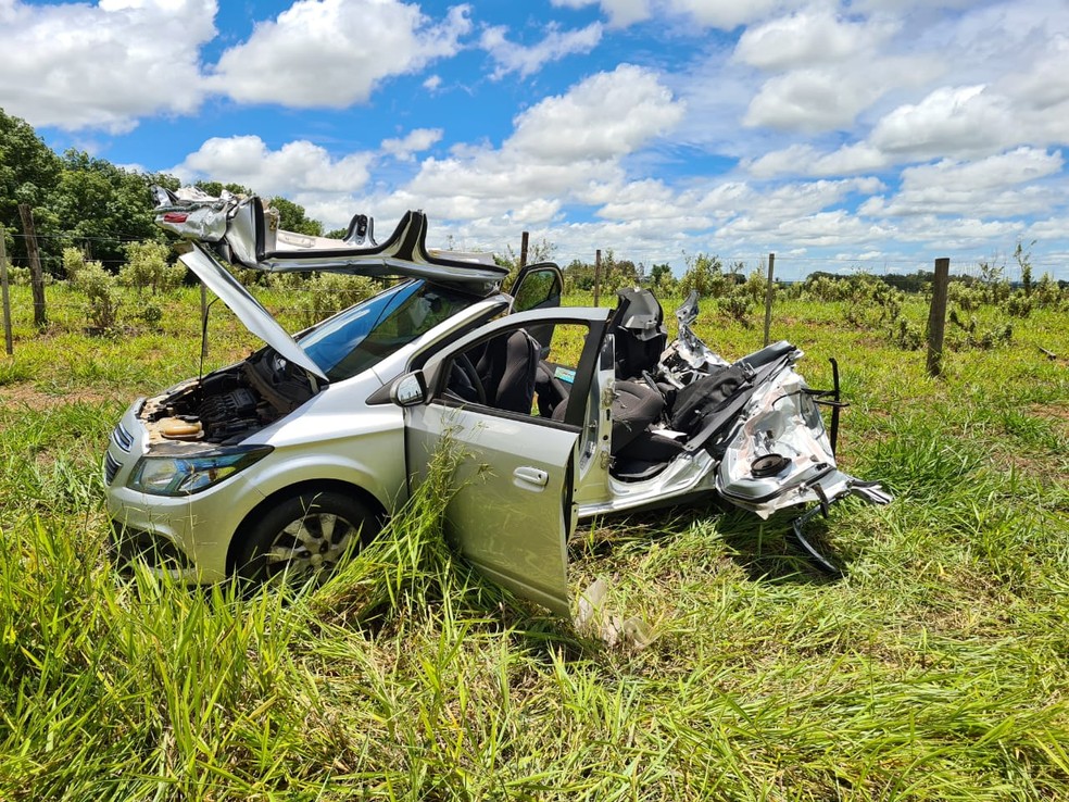 Carro após ser serrado pelos bombeiros para retirada do motorista — Foto: João Trentini/Divulgação