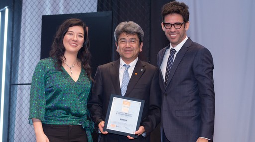 Masami Furuta (no centro), presidente do Kumon América do Sul, recebe o prêmio de Melhor Microfranquia de Mariana Iwakura, editora de PEGN, e Fernando Luna, diretor editorial da Editora Globo