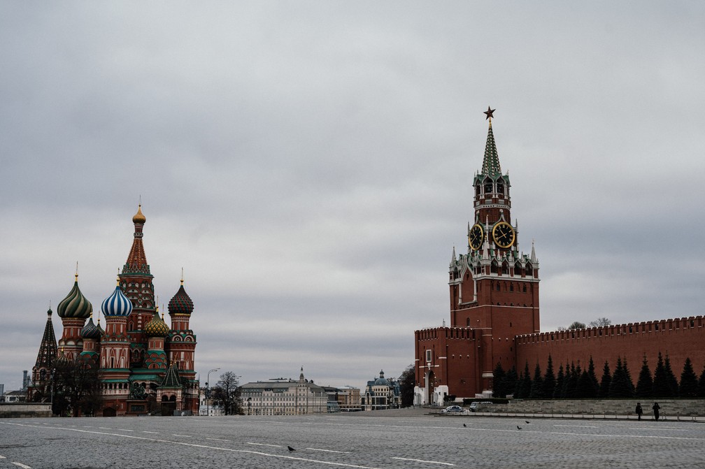 MOSCOU - A Praça Vermelha com a Catedral de São Basílio e a Torre do Salvador é vista completamente vazia em Moscou, na Rússia, nesta segunda-feira (30) — Foto: Dimitar Dilkoff/AFP