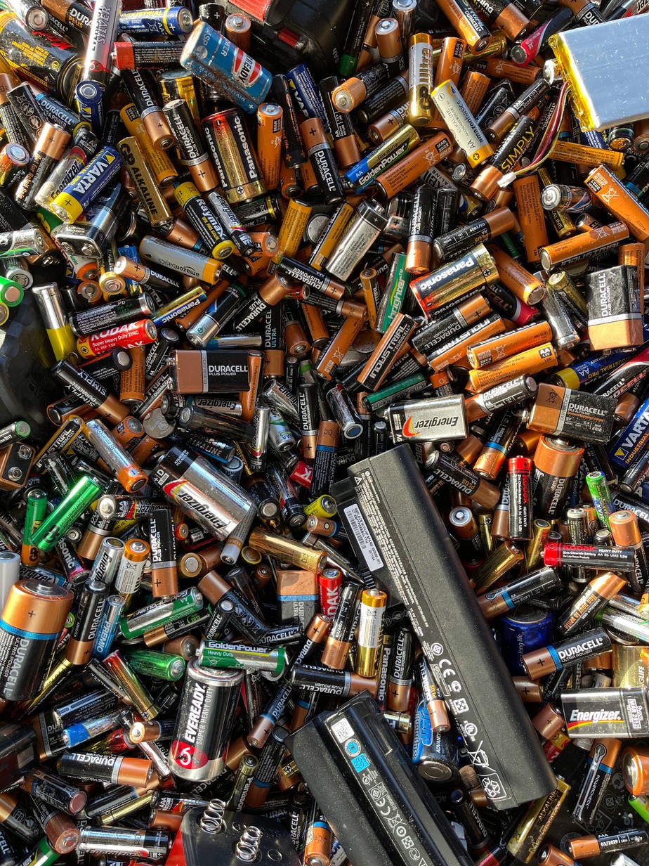 Pilhas e baterias usadas descartadas para reciclagem
