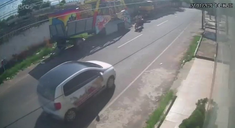 Placa cai de brinquedo de parque e mata motociclista no Ceará — Foto: Reprodução