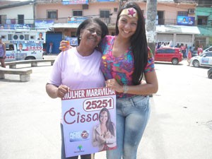 Mulher Maravilha faz campanha em bairro de Salvador (Foto: Lilian Marques/G1)