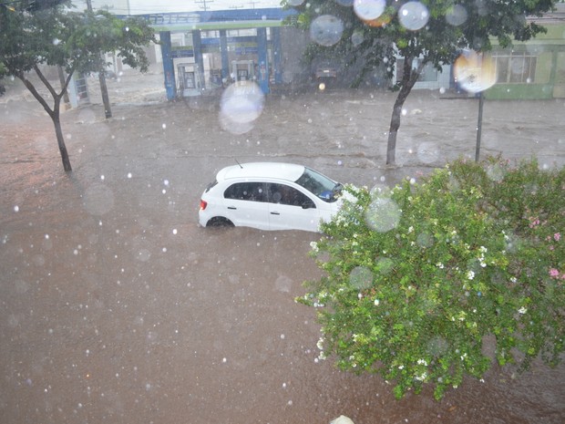 Chuva arrasta carros em Piracicaba_0603 (Foto: Juliana Franco/G1)
