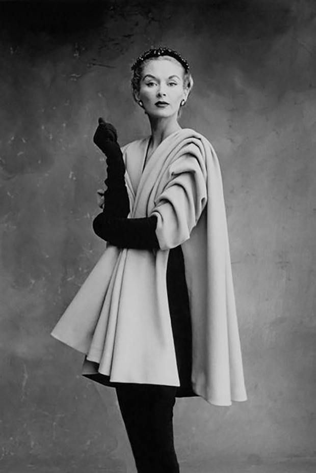 Lisa Fonssagrives-Penn wearing a coat by Cristóbal Balenciaga, Paris, 1950 (Foto: PHOTOGRAPH BY IRVING PENN © CONDÉ NAST, IRVING PENN FOUNDATION)