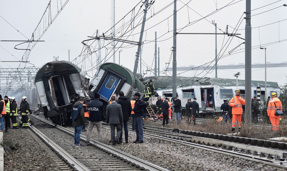 Policiais e equipes de resgate trabalham após trem descarrilar em Pioltello, na Itália, nesta quinta-feira (25)  (Foto: Reuters )