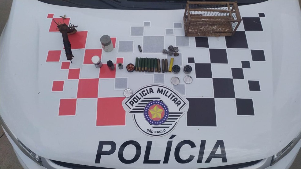 Policiais também apreenderam munições e porções de maconha em Tietê — Foto: Polícia Militar/Divulgação