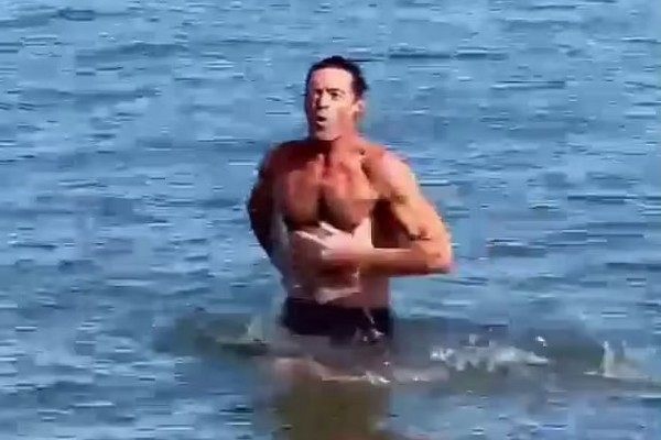 O ator Hugh Jackman em águas congelantes (Foto: Instagram)