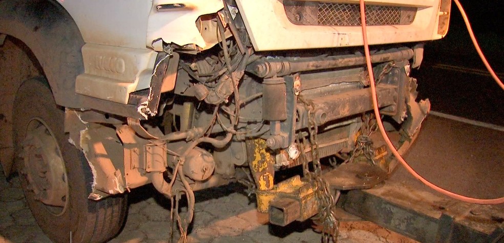 Acidente entre carro e caminhão matou criança e adolescente na BR-070 em Nossa Senhora do Livramento — Foto: TV Centro América/Reprodução