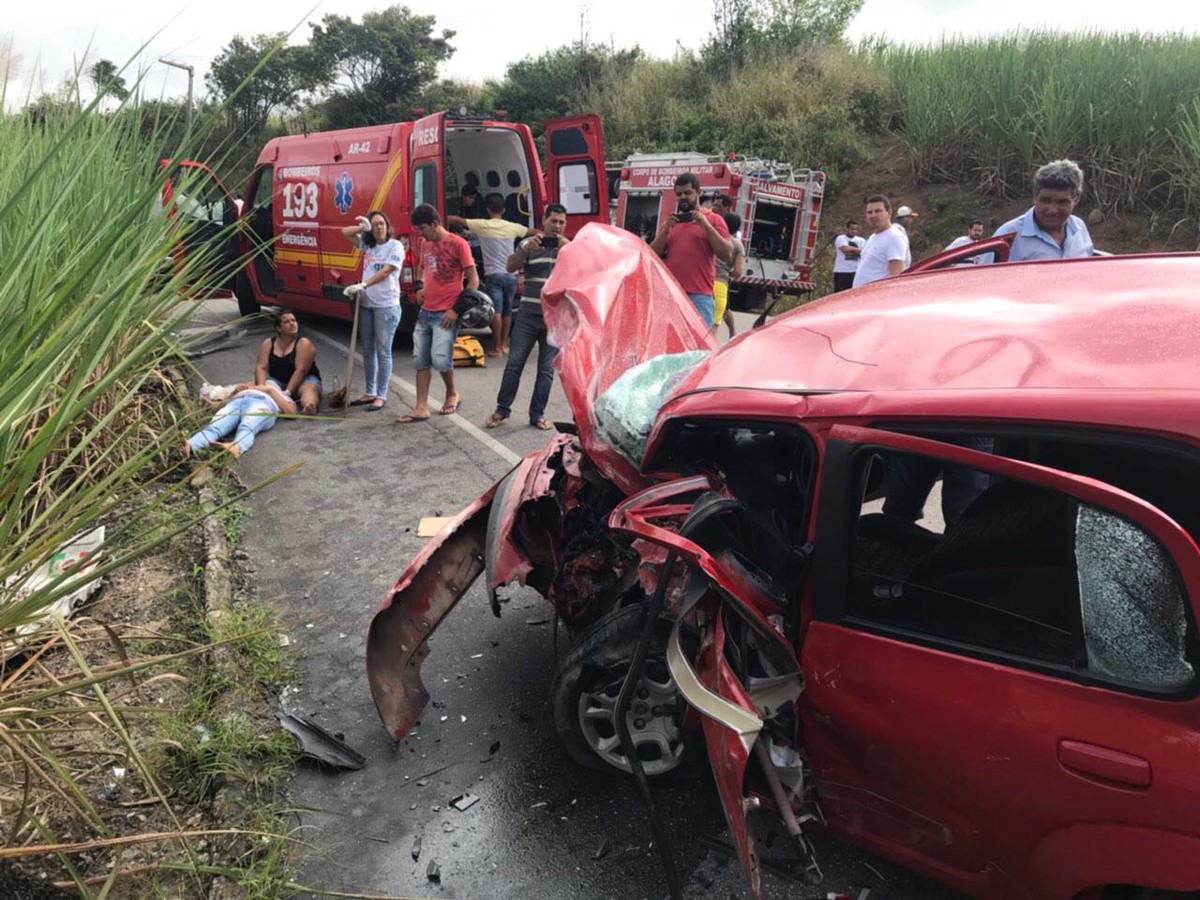 Colisão frontal entre dois carros deixa vários feridos e dois mortos na AL Alagoas G